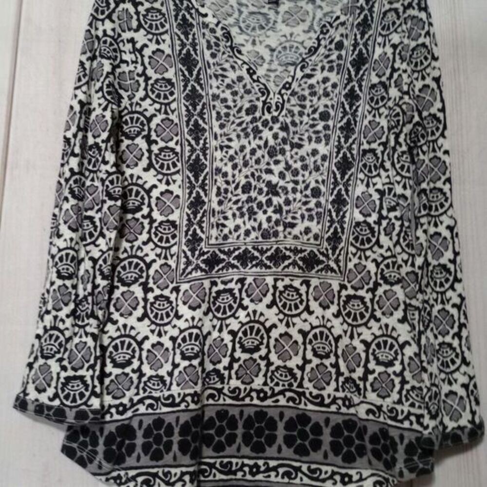 Ladies Medium Lucky Brand Black and White Print Long‎ Sleeve V Neck Top Blouse